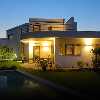 저녁에 촬영한 불켜진 펜션