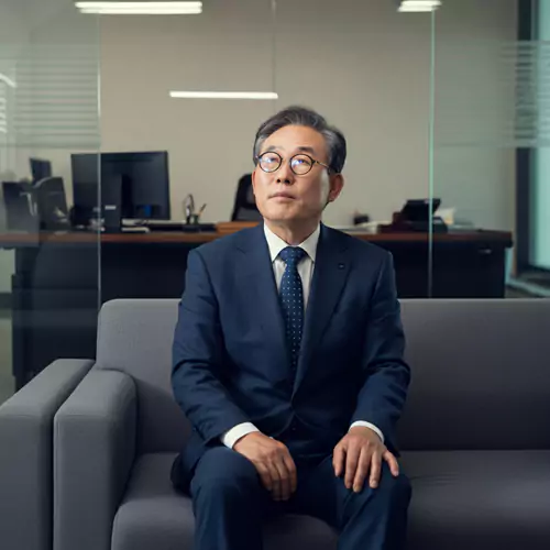 위를 바라보고 있는 중년의 남성(비욘드애드)