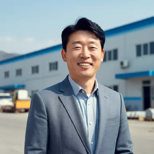 환하게 웃고 있는 제조업 공장 사장님(비욘드애드)