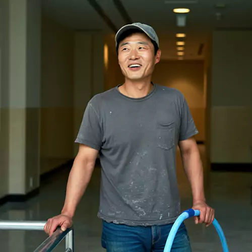 청소중인 클리닝 남자 사장님(비욘드애드)