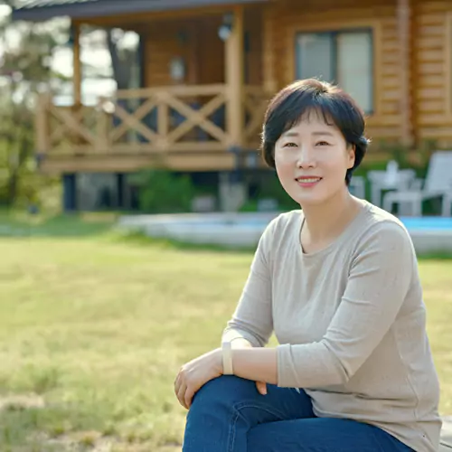 펜션 앞에 앉아있는 여성(비욘드애드)